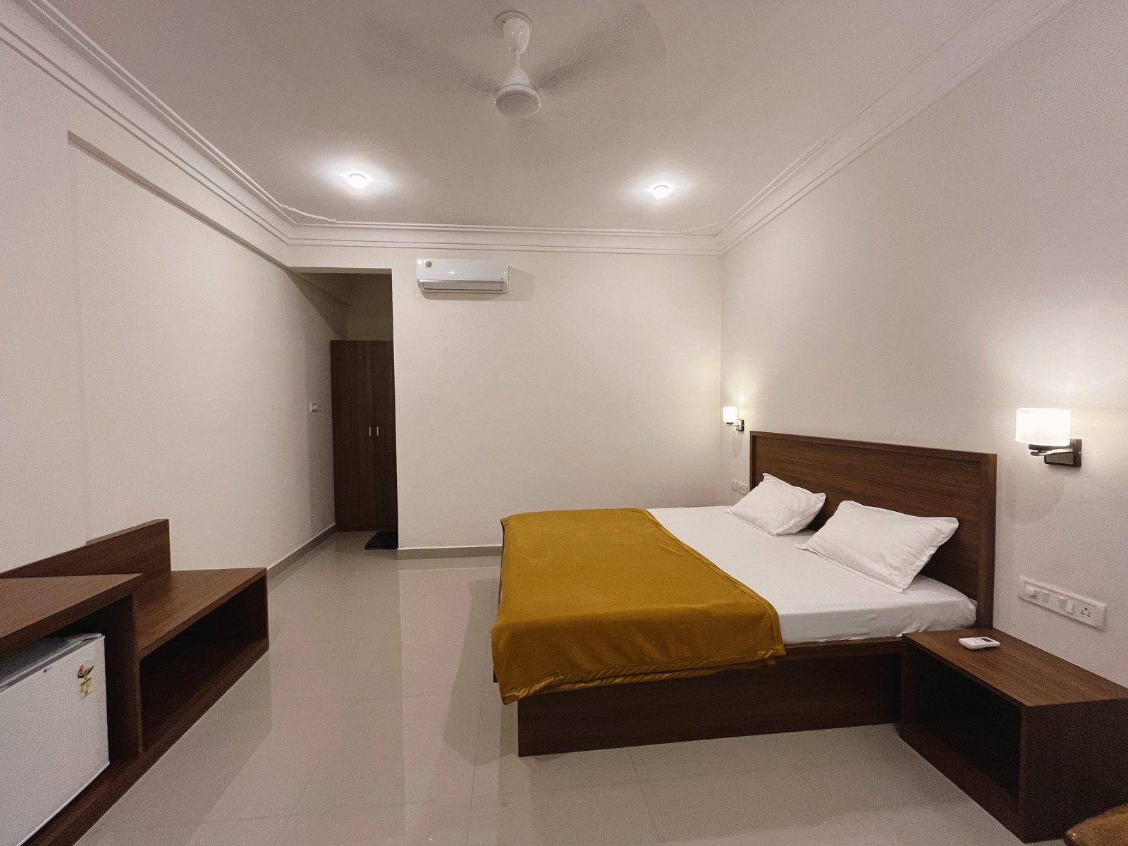 Deluxe hotel room with balcony near Morjim Beach